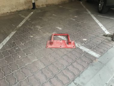 Otoparkın ortasındaki ya da özel park alanındaki araç durdurucu tamir edildi.