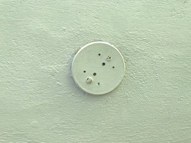 Elektrikli manken kapağı, elektrik düğmelerine gerek kalmadan düğmelerin üzerine sabitlenir.