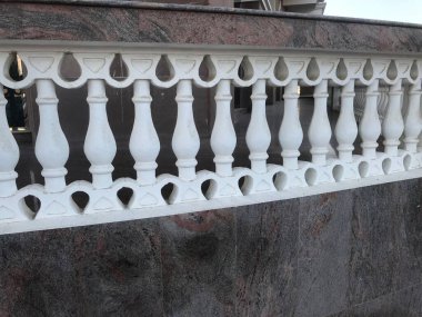 Binanın balkon ya da ön lobi girişi için çimento ya da beton balatalar