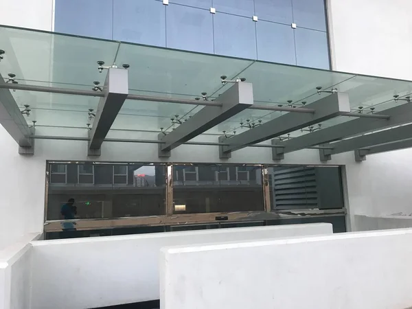 Bir devlet dairesinin girişi için yapısal çelik kirişlerle desteklenen ağır cam kaplama ya da tepe örtüsü