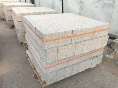 beton ya da oyuk taş duvar inşaatı için ahşap paletin üzerine istiflenir.