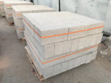 beton ya da oyuk taş duvar inşaatı için ahşap paletin üzerine istiflenir.