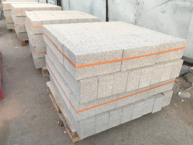 beton ya da oyuk taş duvar inşaatı için ahşap paletin üzerine istiflenir.