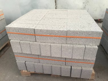 beton ya da oyuk taş duvar inşaatı için ahşap paletin üzerine istiflenir.