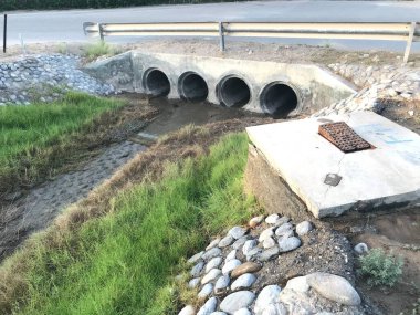 Beton Boru Yolu, kanalizasyon amacıyla kanalizasyon kanalına ya da okyanusta sona eren fırtına suyu drenaj sistemine dökülüyor.