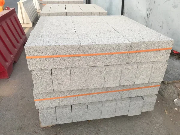 Concreto Pedras Bloco Sólidas Ocas São Empilhadas Paletes Madeira Para — Fotografia de Stock