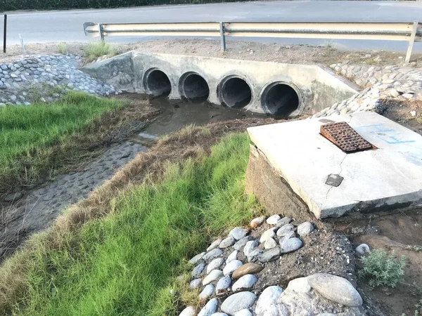 Beton Boru Yolu, kanalizasyon amacıyla kanalizasyon kanalına ya da okyanusta sona eren fırtına suyu drenaj sistemine dökülüyor.