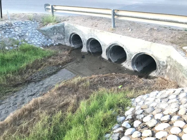 Beton Boru Yolu, kanalizasyon amacıyla kanalizasyon kanalına ya da okyanusta sona eren fırtına suyu drenaj sistemine dökülüyor.