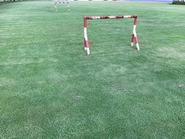 小さなゴールポストの遊び場のための緑の芝生の背景はラグビーに使用することができ 地元のトーナメントの準備ができています — ストック写真