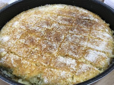 Pizza türü tatlı ve üstüne hindistan cevizi dışkısı.