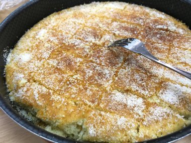 Pizza türü tatlı ve üstüne hindistan cevizi dışkısı.