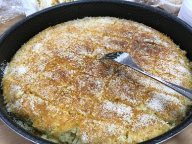 Pizza türü tatlı ve üstüne hindistan cevizi dışkısı.