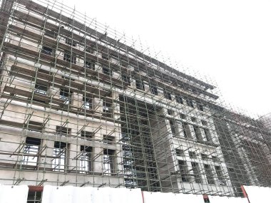 İnşaat inşaatı devam ediyor. Yapı tamamlama aşamasında iskele ve kepenk montajı Corrugated Steel kullanılarak yapılmaktadır.