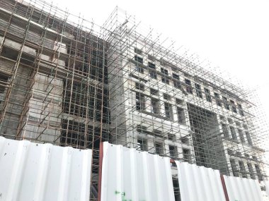 İnşaat inşaatı devam ediyor. Yapı tamamlama aşamasında iskele ve kepenk montajı Corrugated Steel kullanılarak yapılmaktadır.