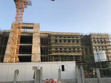 İnşaat projesi, vinç faaliyetlerinin kaldırılması ve bina çevresinde insan ve malzemelerin düşmesini önlemek için yeşil güvenlik ağı kurulmasıyla devam ediyor