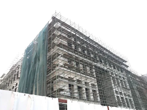 Trwa Budowa Budynku Wraz Montażem Rusztowań Okiennic Etapie Wykończenia Konstrukcji — Zdjęcie stockowe