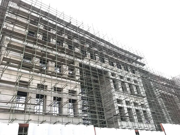 İnşaat inşaatı devam ediyor. Yapı tamamlama aşamasında iskele ve kepenk montajı Corrugated Steel kullanılarak yapılmaktadır.