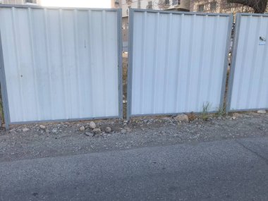 Belediye başına düşen inşaat faaliyetleri için galvanize çelik borular ve kıvrımlı çelik borular kullanarak geçici eskrim işlemi tamamlandı.