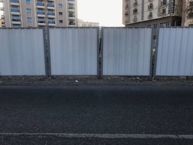 Belediye başına düşen inşaat faaliyetleri için galvanize çelik borular ve kıvrımlı çelik borular kullanarak geçici eskrim işlemi tamamlandı.