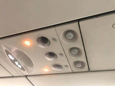 Uçak çatısı ya da tavan kitap okumak için ışıkları olan her yolcu için ayrı bir klima kontrolü.