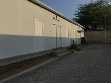 Hintli işçiler ya da işçiler geçici bir karavan ya da taşınabilir kabine konaklayarak termal geçirmez malzemelerle inşa edilmiştir.