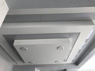 Alçı taşı, yüksek katlı bina içerisine dekoratif giriş için sahte tavan tasarımı görünümünü askıya aldı