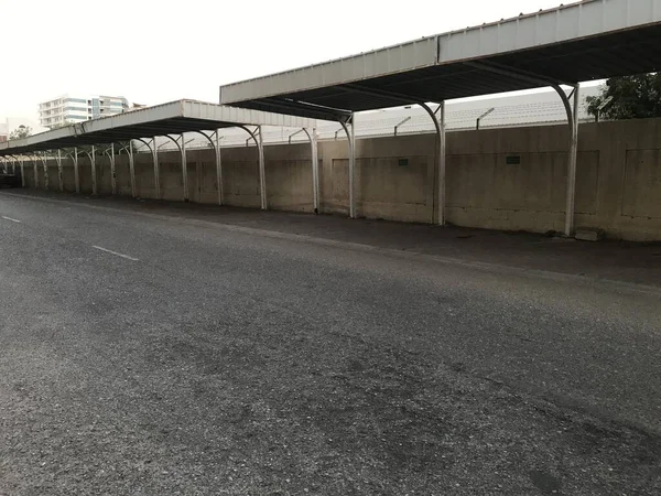 Suportes Tubulação Aço Estrutural Com Telhado Painel Sanduíche Para Estacionamento — Fotografia de Stock