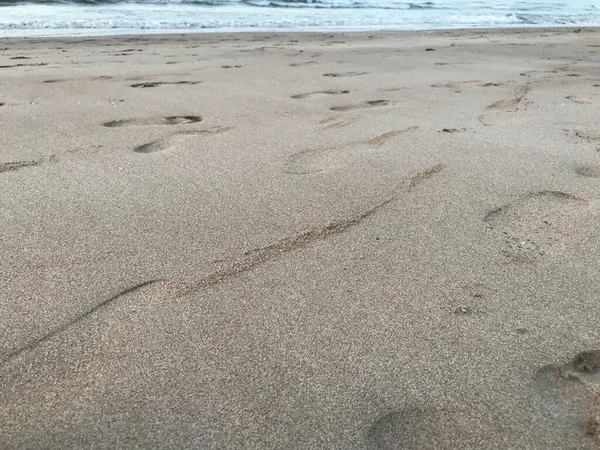 Huellas Están Playa Océano Donde Gente Solía Caminar Rutina Mañana — Foto de Stock