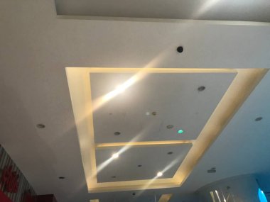 Bir alışveriş merkezi iç mimarisi için sahte alçı taşı tasarım görüntüsü askıya alındı