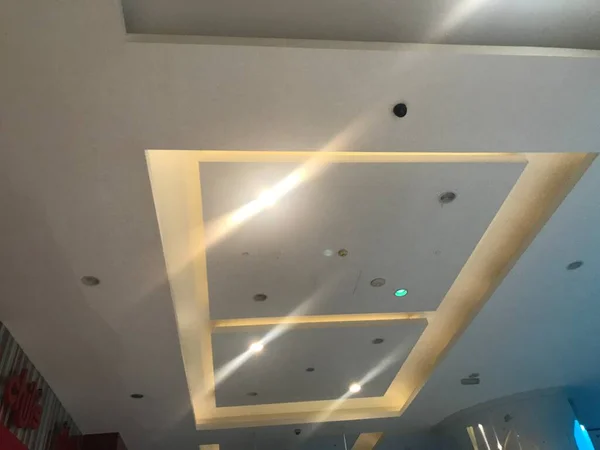 Sospeso Gesso Falso Soffitto Vista Design Centro Commerciale Interni Opere — Foto Stock