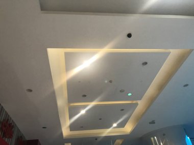 Bir alışveriş merkezi iç mimarisi için sahte alçı taşı tasarım görüntüsü askıya alındı