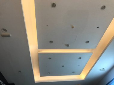 Bir alışveriş merkezi iç mimarisi için sahte alçı taşı tasarım görüntüsü askıya alındı