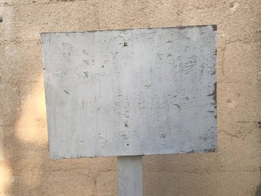 Tahta kontrplak reklam veya uyarı levhaları için beyaz nasırlı arka plan tarafından boyanmış.