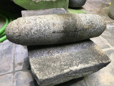 El yapımı Taş Değirmeni Hint köyünün mutfağında lezzetli yemek hazırlamak için baharat ve sebze öğütmek için kullanılacak.