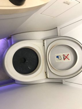 Şişkonun rahat edemediği bir uçakta Batı tuvaletini daralt.