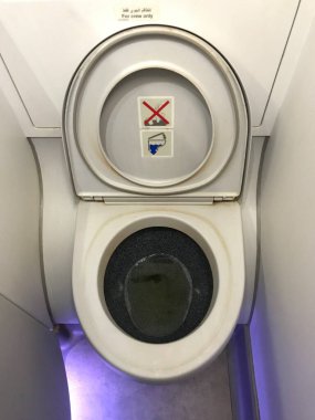 Şişkonun rahat edemediği bir uçakta Batı tuvaletini daralt.