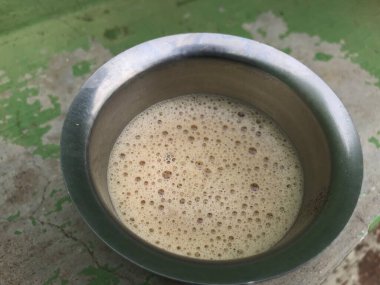 Alüminyum bardaktaki sabah çayı taze, rutin bir enerji içeceğidir ve tuvalet rutinine yardımcı olur.