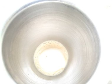 Alüminyum boş cam çay güzel bir sabah taze enerji içeceği ve tuvalet rutinlerine yardımcı olur.