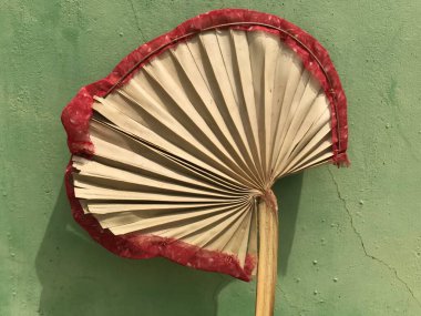 Palmiye yaprakları köyde yaygın olarak kullanılan kullanışlı vantilatör ve bu ürün çevre dostu ve çevreye zarar vermiyor.