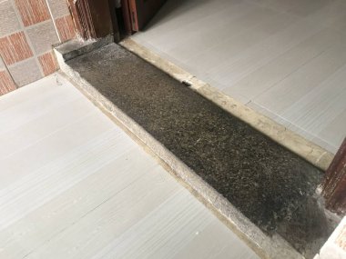 Hindistan 'ın geleneksel yöntemlerine göre, kayalar konut kapısı eşiği olarak kullanıldı.