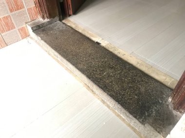 Hindistan 'ın geleneksel yöntemlerine göre, kayalar konut kapısı eşiği olarak kullanıldı.