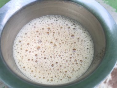 Alüminyum bardaktaki sabah çayı taze, rutin bir enerji içeceğidir ve tuvalet rutinine yardımcı olur.