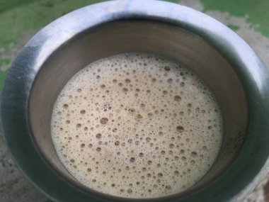 Alüminyum bardaktaki sabah çayı taze, rutin bir enerji içeceğidir ve tuvalet rutinine yardımcı olur.