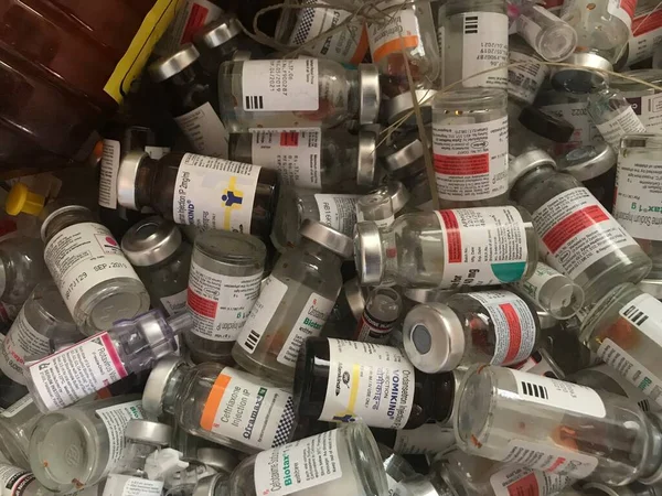 Tıbbi atık olarak birikmiş ve bir hastane veya klinikten atılmaya hazır boş ilaç şişeleri.