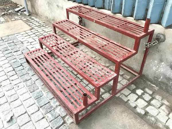 Prefabrik yapısal çelik merdiven. Kanal açıları ve galvanize çelik çerçeve kullanarak. Geçici adımlar için uygun şekilde kaynak yapılmış.