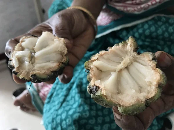 Una Dama Que Muestra Calidad Una Manzana Natillas Para Vender —  Fotos de Stock