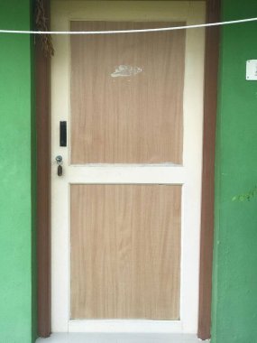 Ahşap çerçeveli lamine sifon kapaklı bir oda veya tuvalet.