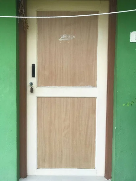 Ahşap Çerçeveli Lamine Sifon Kapaklı Bir Oda Veya Tuvalet — Stok fotoğraf