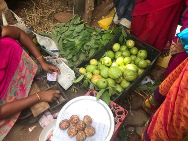 İnsanlar Hindistan 'ın iş alanındaki meyve ve sebze pazarlarından alım-satım yapıyorlar.