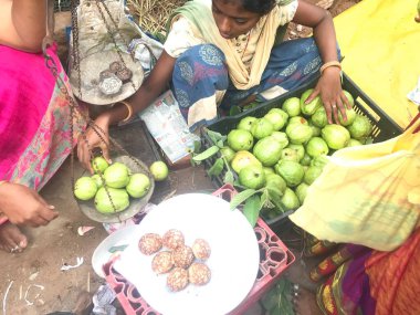İnsanlar Hindistan 'ın iş alanındaki meyve ve sebze pazarlarından alım-satım yapıyorlar.